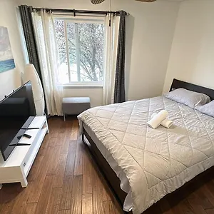 5 Mins Walk To Skytrain Station , Vancouver Kanada